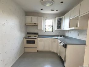 92 Cambridge Drive 92, Copiague NY 11726