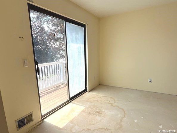 92 Cambridge Drive 92, Copiague NY 11726