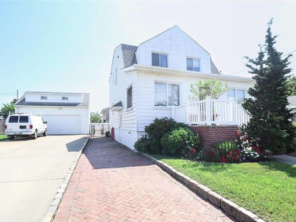 14 Alemeda Street, Inwood NY 11096