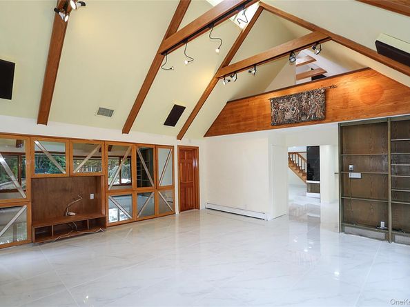 81 Carriage Lane, Roslyn Heights NY 11577