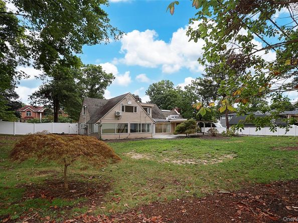 81 Carriage Lane, Roslyn Heights NY 11577