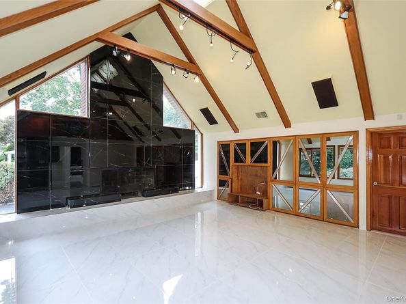 81 Carriage Lane, Roslyn Heights NY 11577