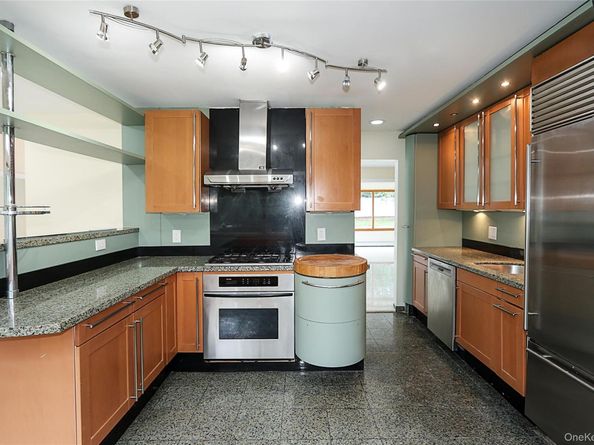 81 Carriage Lane, Roslyn Heights NY 11577