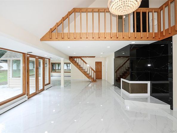 81 Carriage Lane, Roslyn Heights NY 11577