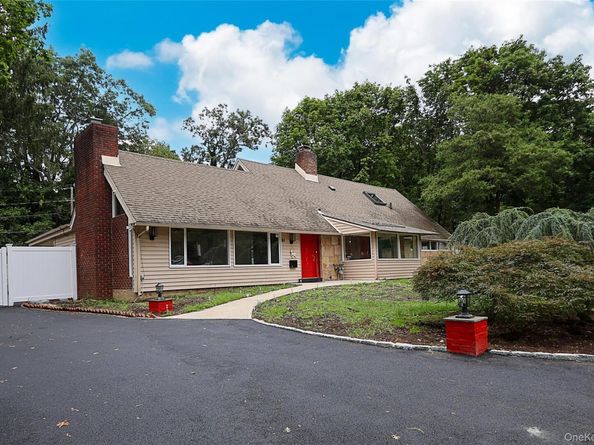 81 Carriage Lane, Roslyn Heights NY 11577