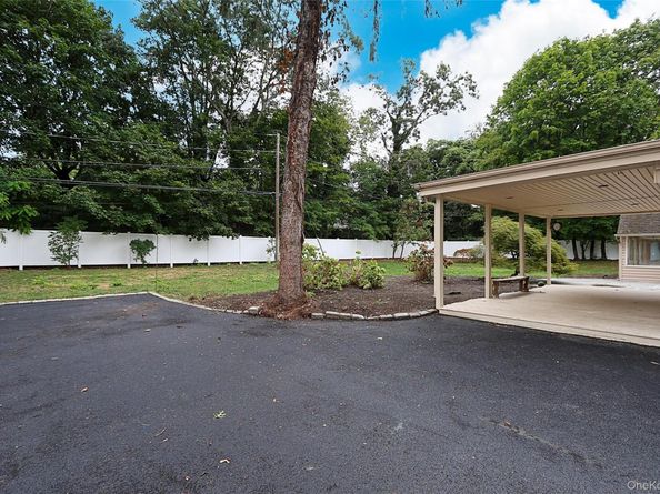81 Carriage Lane, Roslyn Heights NY 11577