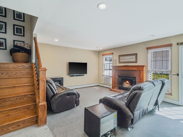 4 Georgian Court, Coram NY 11727
