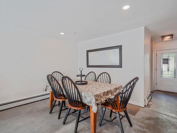 4 Georgian Court, Coram NY 11727
