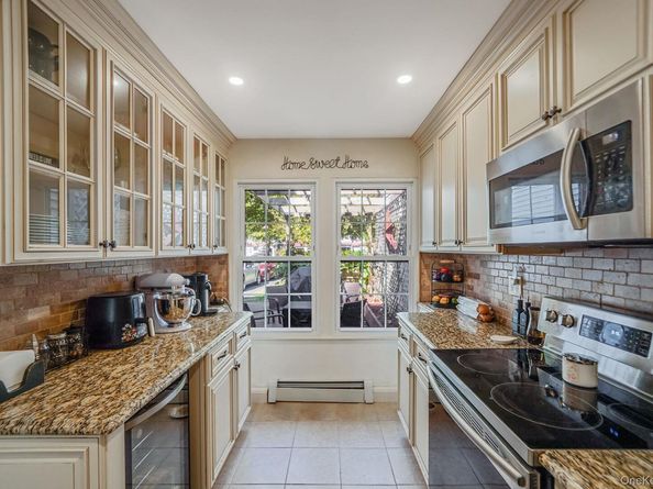 4 Georgian Court, Coram NY 11727