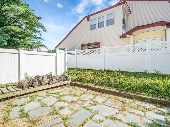 4 Georgian Court, Coram NY 11727