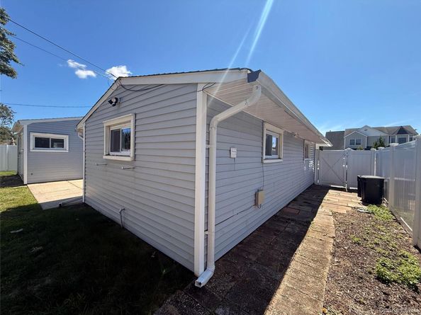 17 Stevedore Lane, Levittown NY 11756