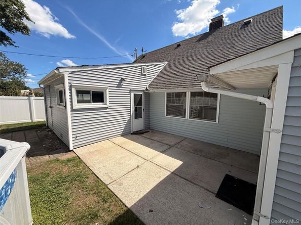17 Stevedore Lane, Levittown NY 11756
