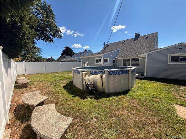 17 Stevedore Lane, Levittown NY 11756