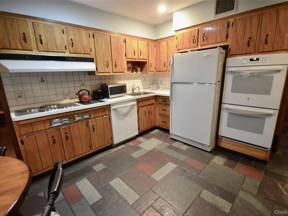 8 Rope Court, Melville NY 11747