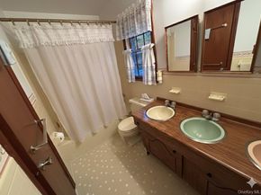 8 Rope Court, Melville NY 11747