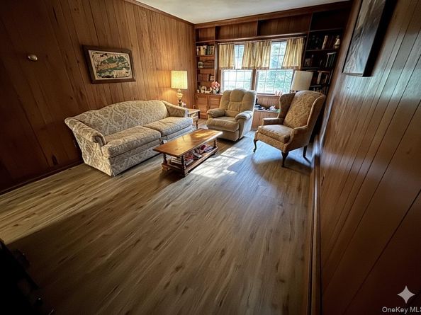 8 Rope Court, Melville NY 11747