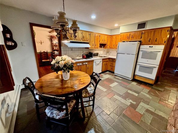 8 Rope Court, Melville NY 11747