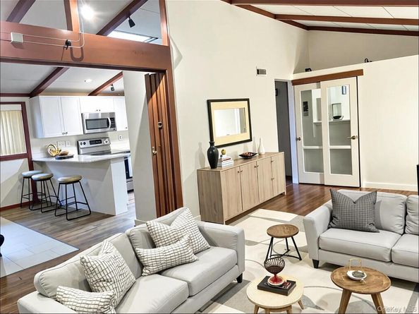 2 Redleaf Lane, Commack NY 11725