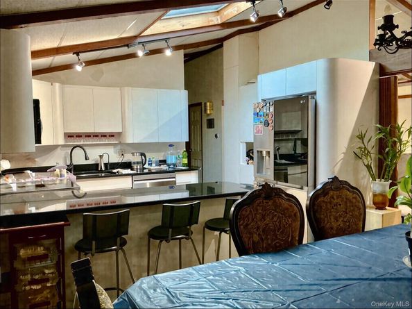 2 Redleaf Lane, Commack NY 11725