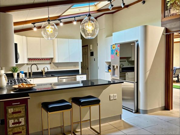 2 Redleaf Lane, Commack NY 11725