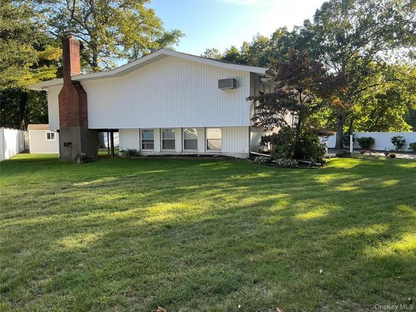 2 Redleaf Lane, Commack NY 11725