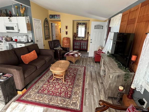 53 Village Circle S, Manorville NY 11949