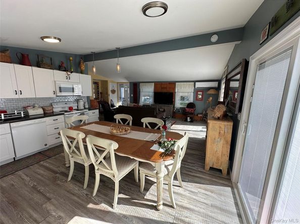 53 Village Circle S, Manorville NY 11949