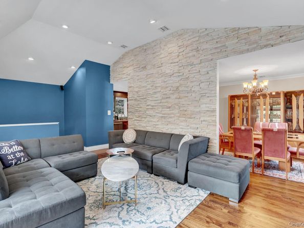 44 Archie Place, West Islip NY 11795