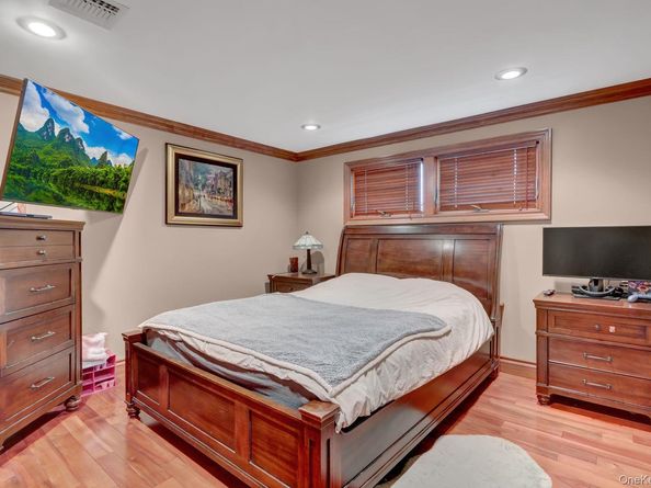 44 Archie Place, West Islip NY 11795