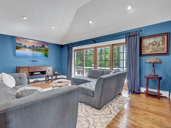 44 Archie Place, West Islip NY 11795