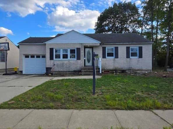 3 Bentley Road, Plainview NY 11803