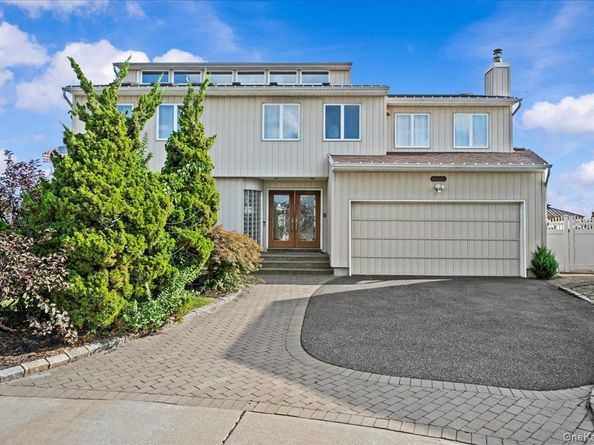 4072 Darby Lane, Seaford NY 11783