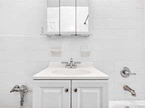 2244 Bronx Park E 5A, Bronx NY 10467