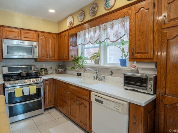 955 E 212th Street, Bronx NY 10469