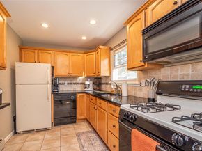 2319 Wilshire Lane B19, Oakdale NY 11769
