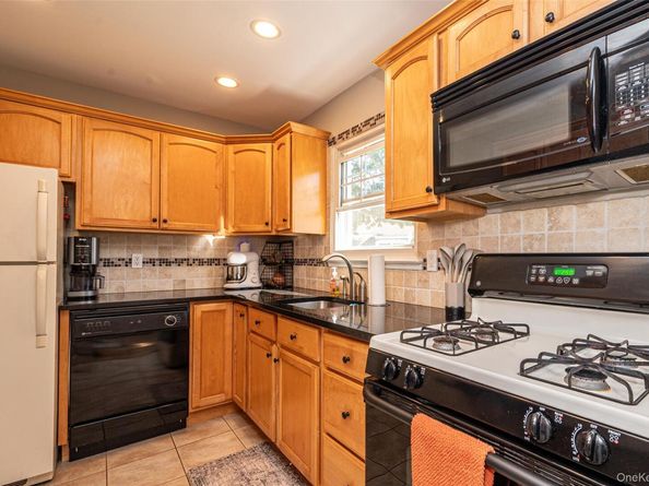 2319 Wilshire Lane B19, Oakdale NY 11769