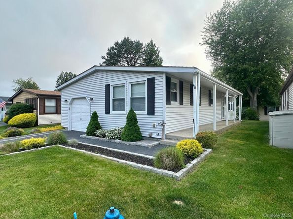 16 Village Circle E, Manorville NY 11949