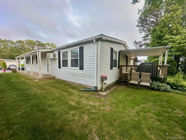 16 Village Circle E, Manorville NY 11949