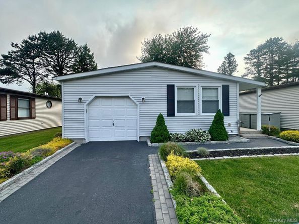 16 Village Circle E, Manorville NY 11949