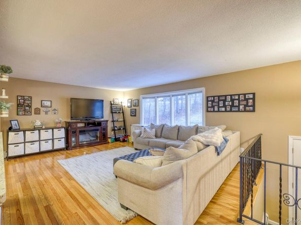 19 Eastwood Rd, Danbury NY 06811