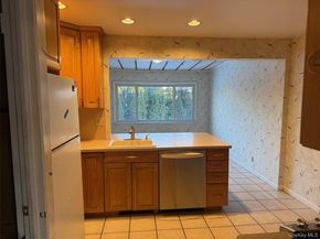 12 Cranberry Lane, Plainview NY 11803