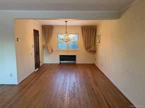 12 Cranberry Lane, Plainview NY 11803