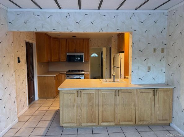 12 Cranberry Lane, Plainview NY 11803