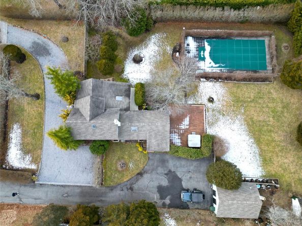 15 Walnut Avenue, East Quogue NY 11942