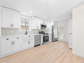 10 Pinedale Avenue, Farmingville NY 11738