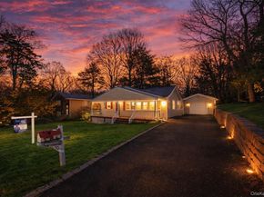 10 Pinedale Avenue, Farmingville NY 11738