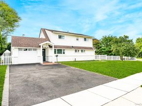 33 Ball Park Lane, Hicksville NY 11801