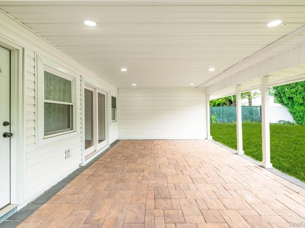 33 Ball Park Lane, Hicksville NY 11801