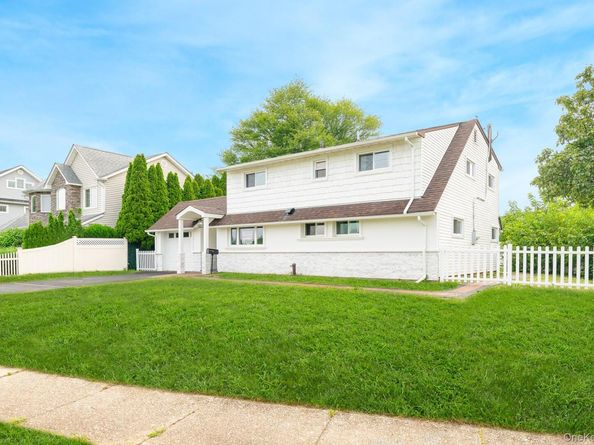 33 Ball Park Lane, Hicksville NY 11801