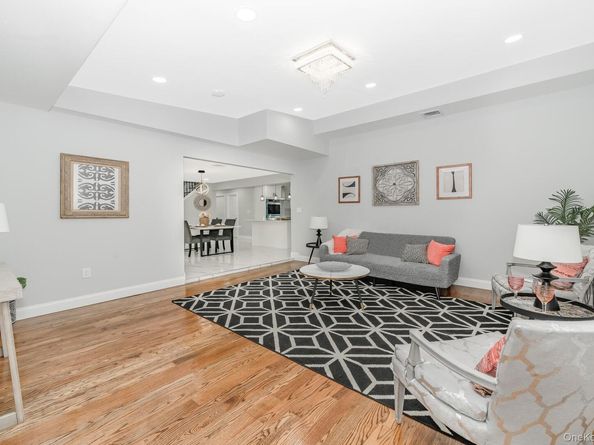 33 Ball Park Lane, Hicksville NY 11801